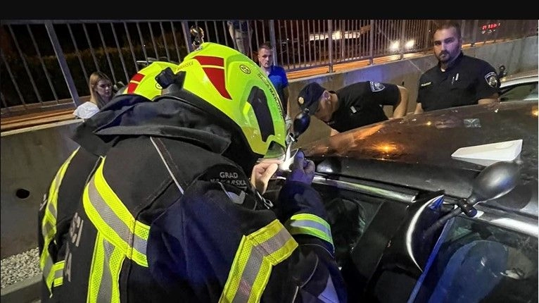 Vatrogasci spasili dijete iz zaključanog auta u Makarskoj